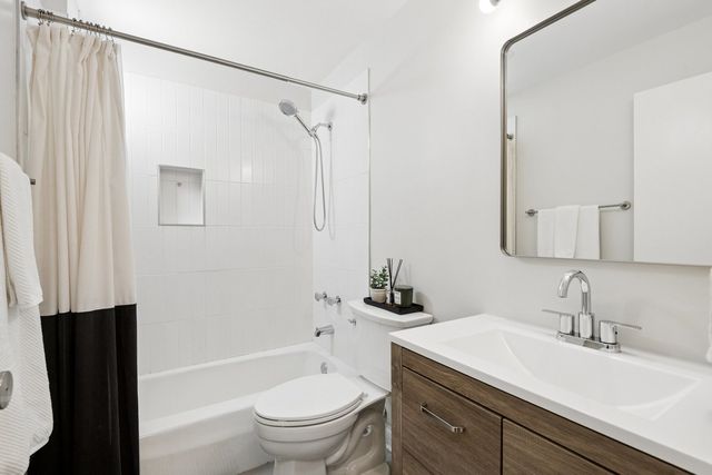 1560 N Sandburg Terrace 2109J, Chicago, IL 60610