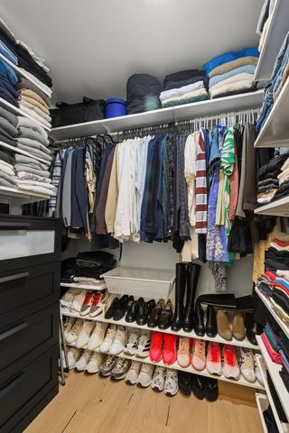 1560 N Sandburg Terrace 2109J, Chicago, IL 60610