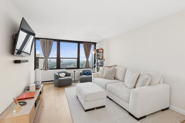 1560 N Sandburg Terrace 2109J, Chicago, IL 60610