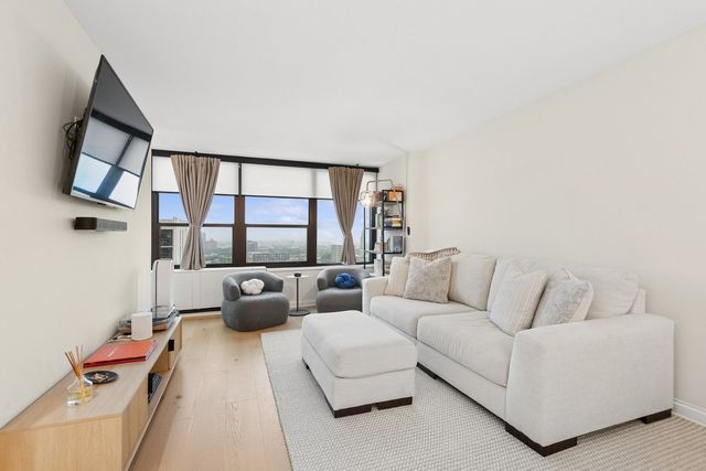 1560 N Sandburg Terrace 2109J, Chicago, IL 60610