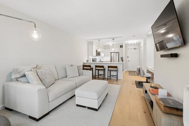 1560 N Sandburg Terrace 2109J, Chicago, IL 60610