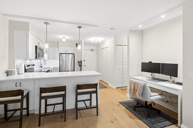 1560 N Sandburg Terrace 2109J, Chicago, IL 60610