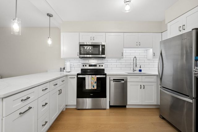 1560 N Sandburg Terrace 2109J, Chicago, IL 60610