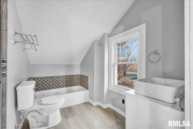 1014 N SUMMIT Boulevard, Peoria, IL 61606