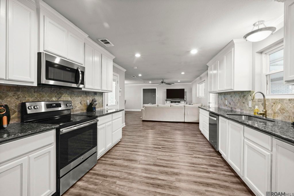 6677 Landmor Dr, Greenwell Springs, LA 70739