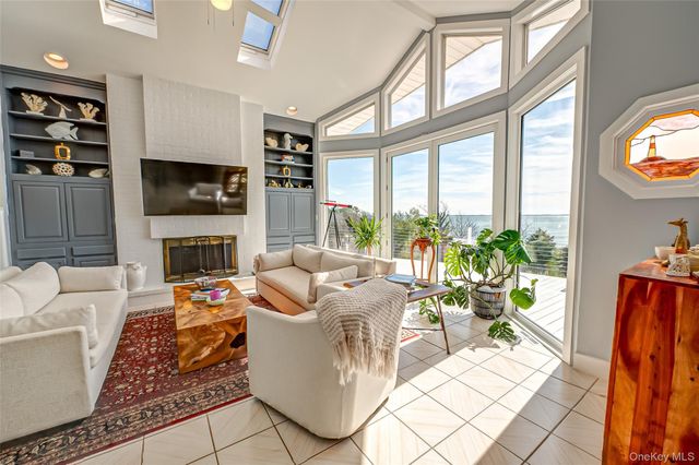 321 E Montauk Highway, Hampton Bays, NY 11946