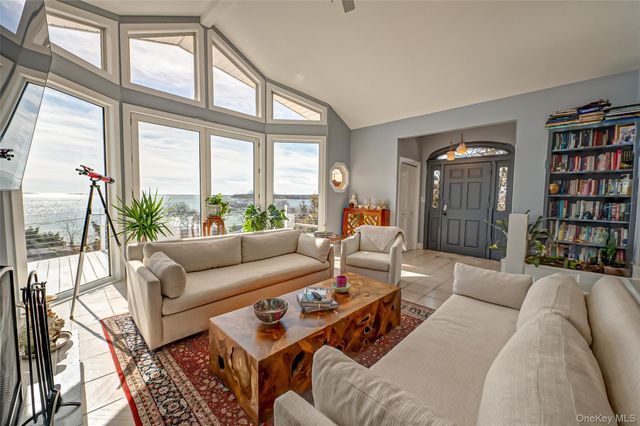 321 E Montauk Highway, Hampton Bays, NY 11946