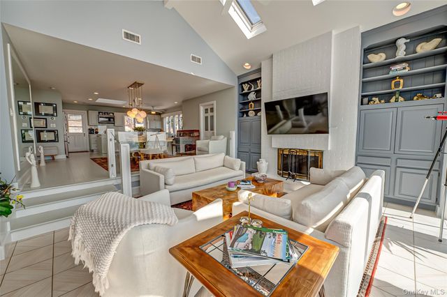 321 E Montauk Highway, Hampton Bays, NY 11946