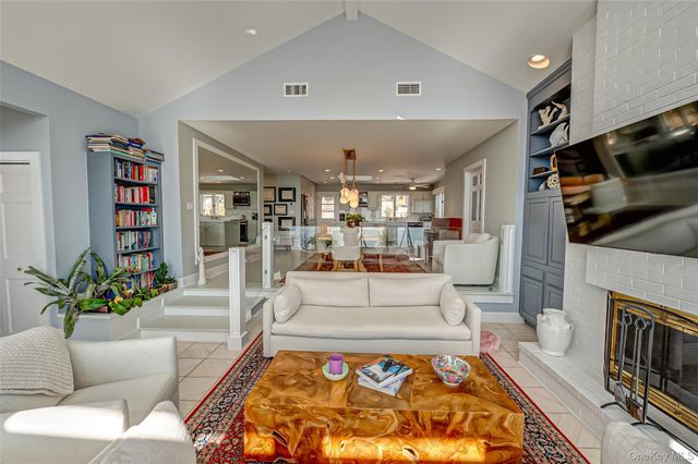 321 E Montauk Highway, Hampton Bays, NY 11946