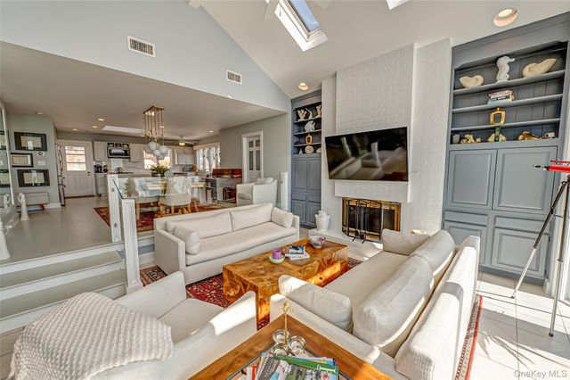 321 E Montauk Highway, Hampton Bays, NY 11946