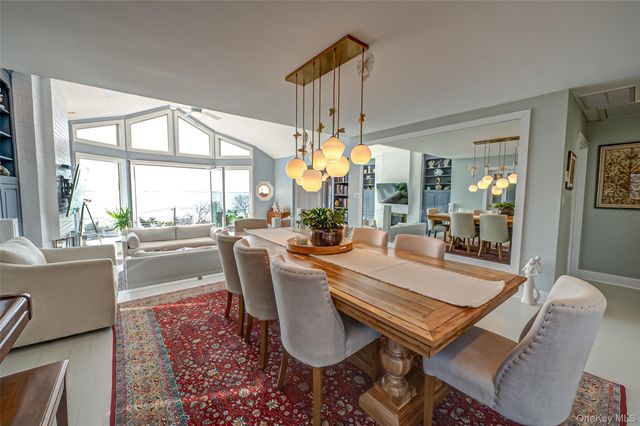 321 E Montauk Highway, Hampton Bays, NY 11946