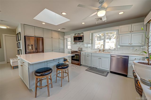 321 E Montauk Highway, Hampton Bays, NY 11946