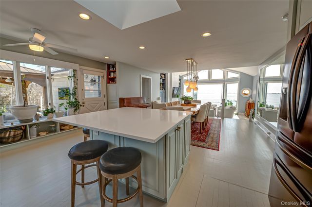 321 E Montauk Highway, Hampton Bays, NY 11946