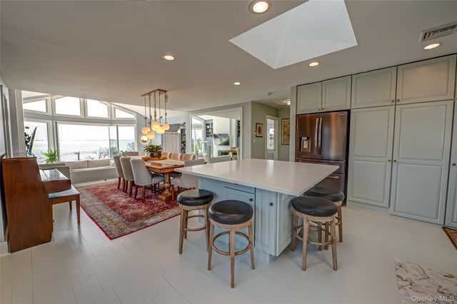 321 E Montauk Highway, Hampton Bays, NY 11946