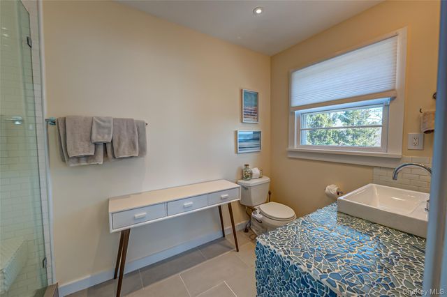 321 E Montauk Highway, Hampton Bays, NY 11946