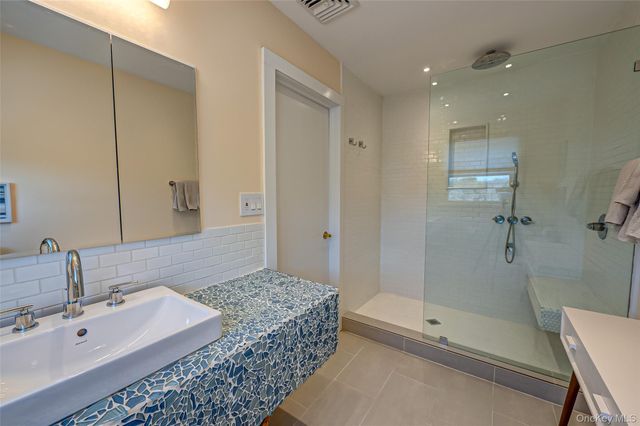 321 E Montauk Highway, Hampton Bays, NY 11946