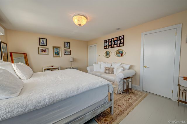 321 E Montauk Highway, Hampton Bays, NY 11946