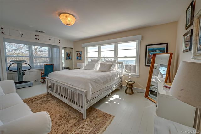 321 E Montauk Highway, Hampton Bays, NY 11946