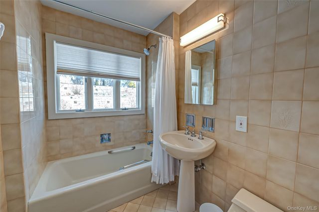 321 E Montauk Highway, Hampton Bays, NY 11946