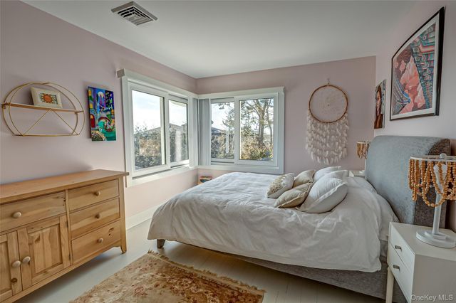 321 E Montauk Highway, Hampton Bays, NY 11946