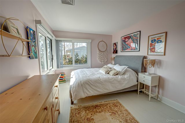 321 E Montauk Highway, Hampton Bays, NY 11946