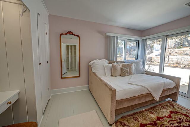 321 E Montauk Highway, Hampton Bays, NY 11946