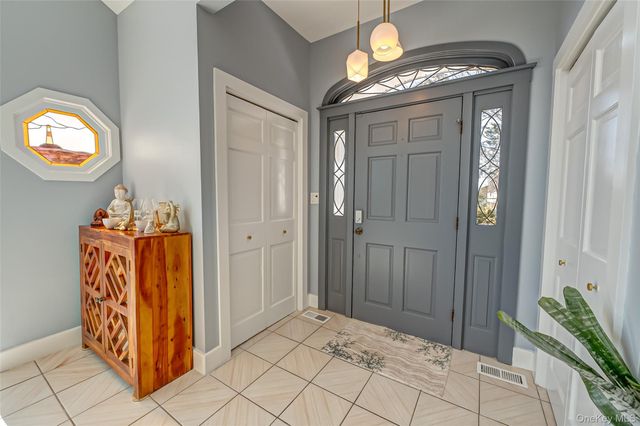 321 E Montauk Highway, Hampton Bays, NY 11946