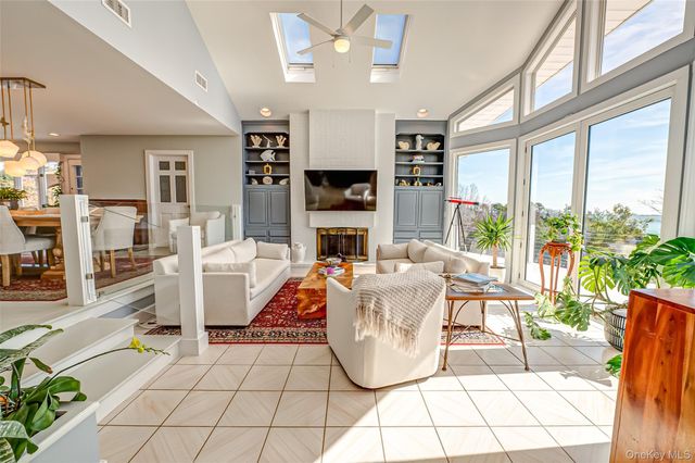 321 E Montauk Highway, Hampton Bays, NY 11946