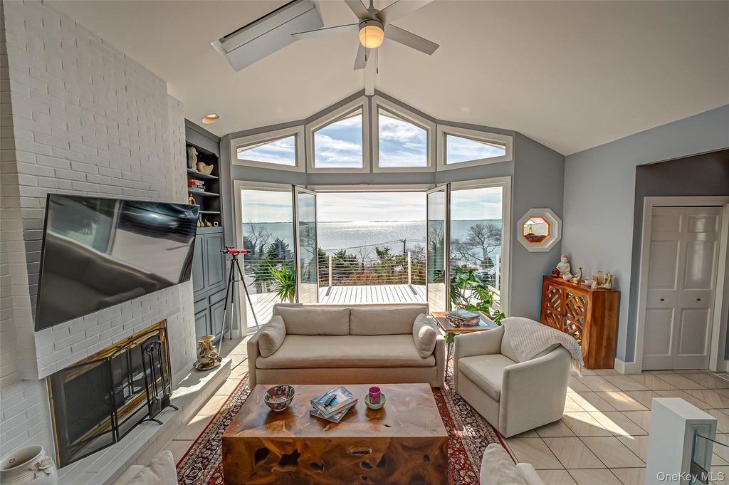 321 E Montauk Highway, Hampton Bays, NY 11946