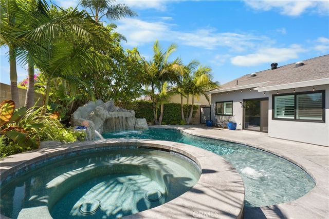 9662 Woodlawn Drive, Huntington Beach, CA 92646