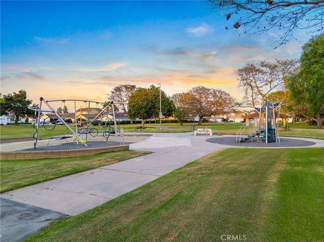 9662 Woodlawn Drive, Huntington Beach, CA 92646