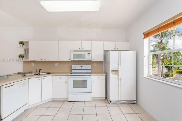 5610 NW 114th Pl 218, Doral, FL 33178