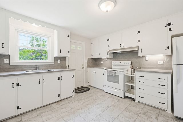 103 Lane Dr, Norwood, MA 02062