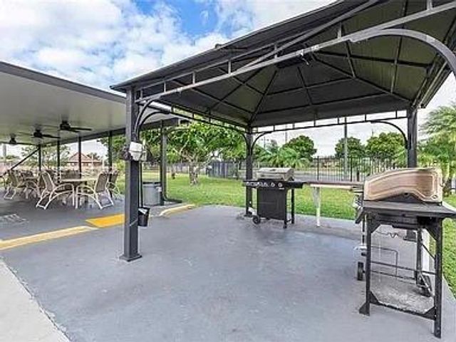 9202 NW 81st Ct, Tamarac, FL 33321