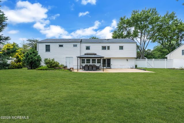 10 Homestead Place, Holmdel, NJ 07733