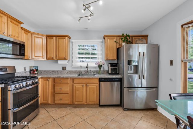 10 Homestead Place, Holmdel, NJ 07733