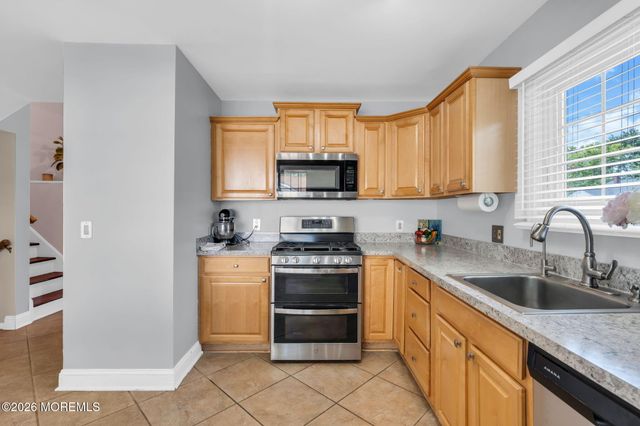 10 Homestead Place, Holmdel, NJ 07733