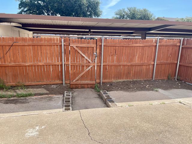 2310 Chapel Hill Lane, Arlington, TX 76014