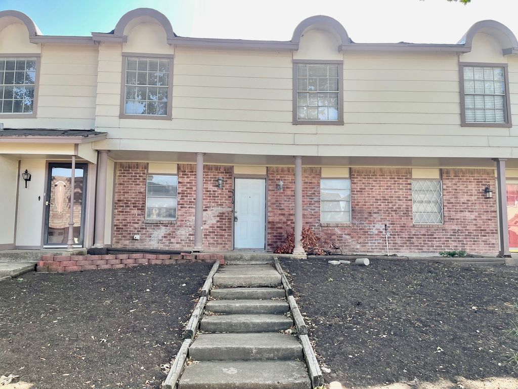 2310 Chapel Hill Lane, Arlington, TX 76014
