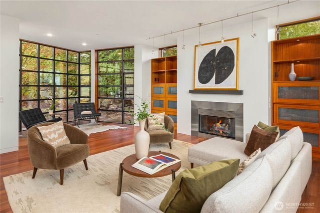 4218 92nd Avenue NE, Yarrow Point, WA 98004