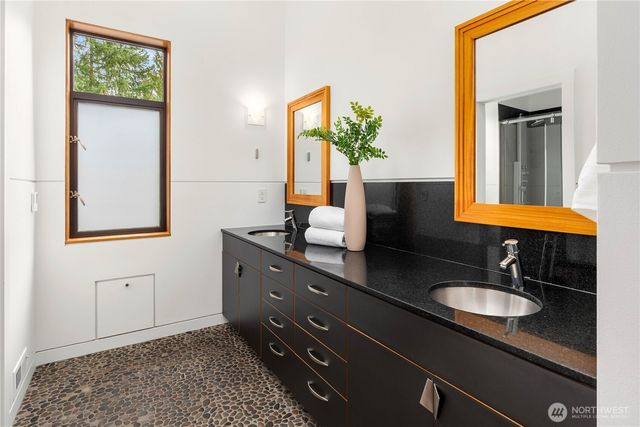 4218 92nd Avenue NE, Yarrow Point, WA 98004