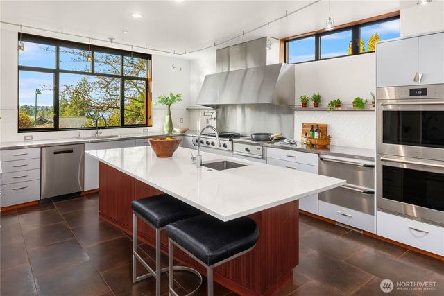 4218 92nd Avenue NE, Yarrow Point, WA 98004