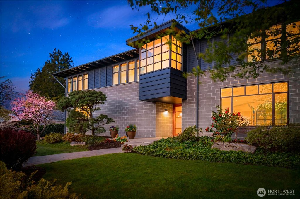 4218 92nd Avenue NE, Yarrow Point, WA 98004