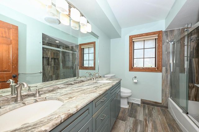 15800 Brook LANE, Brookfield, WI 53005