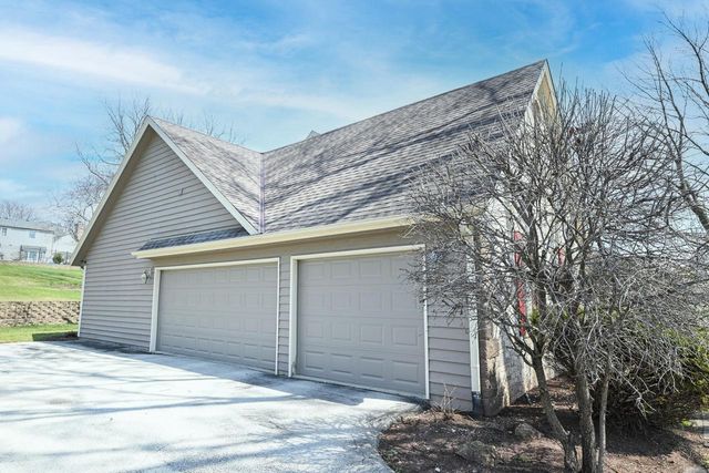 15800 Brook LANE, Brookfield, WI 53005