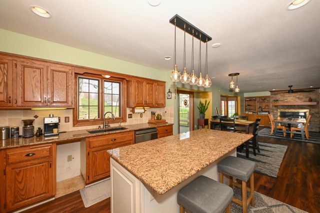 15800 Brook LANE, Brookfield, WI 53005