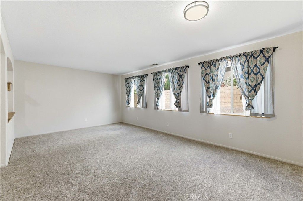 Image 8 of property listing at 43919 Danya Lane, Lancaster, CA 93536