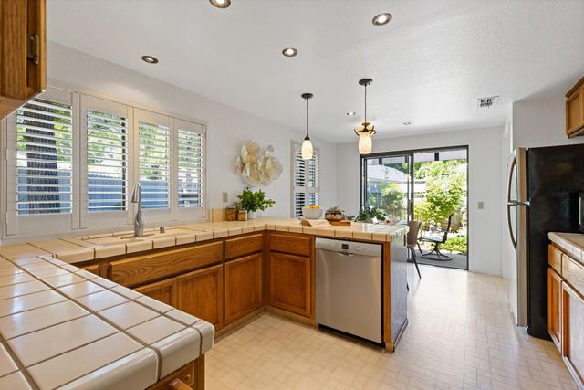1637 Woodhill Dr, Roseville, CA 95661