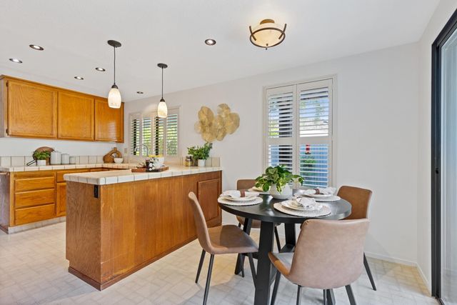 1637 Woodhill Dr, Roseville, CA 95661