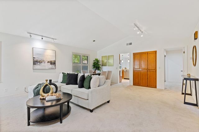 1637 Woodhill Dr, Roseville, CA 95661